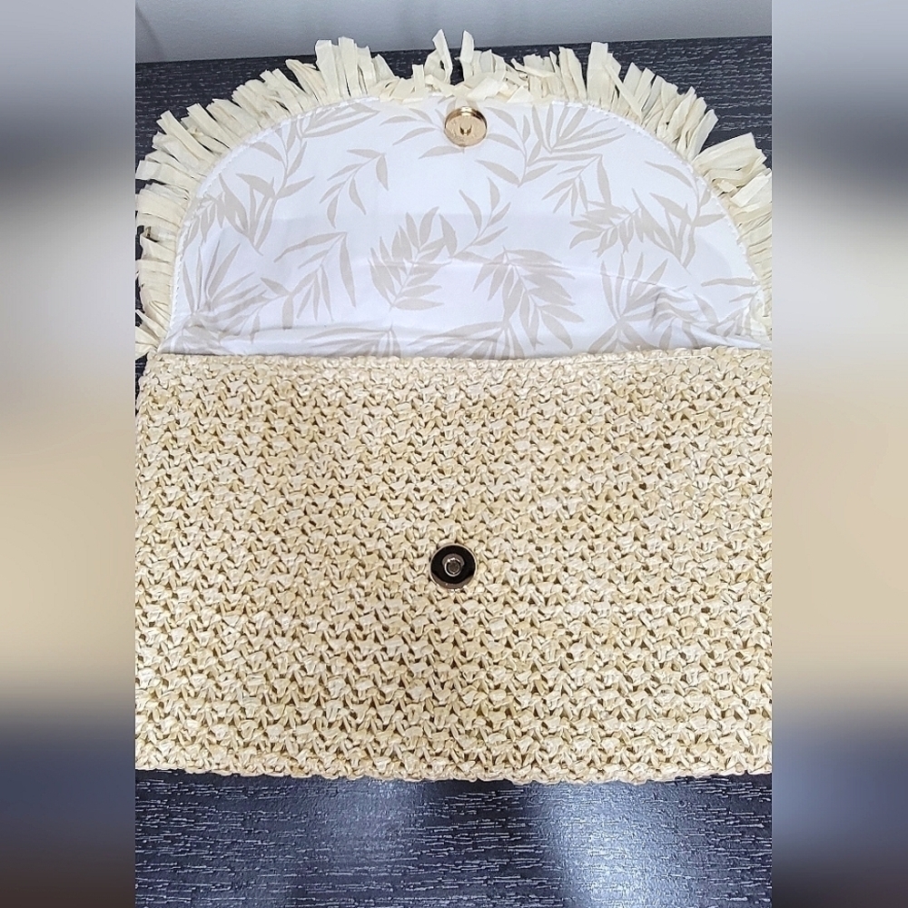 Women's NWOT Beachly North Shore Clutch Fray Detail - Picture 3 of 3